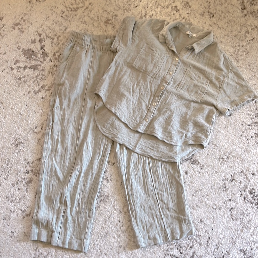 Cute Madewell Set, light linen like material.